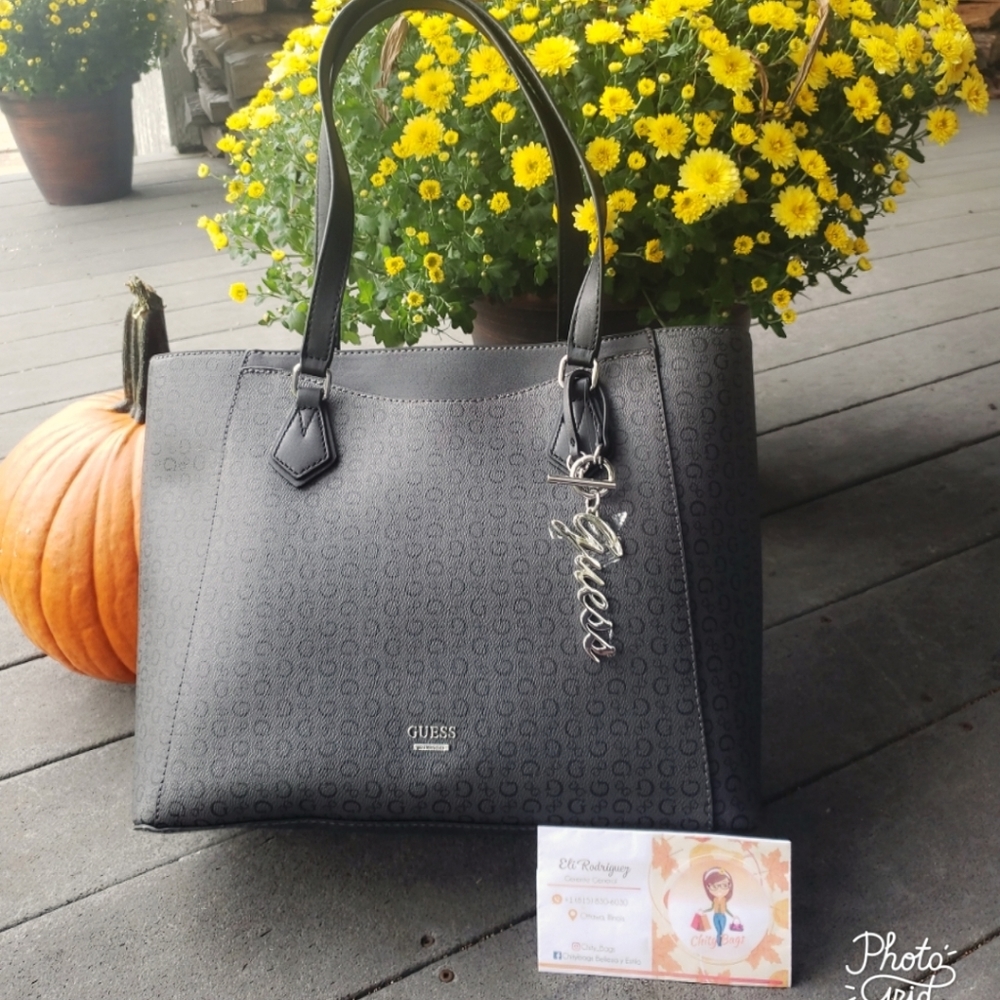 GUESS Shoulder bags